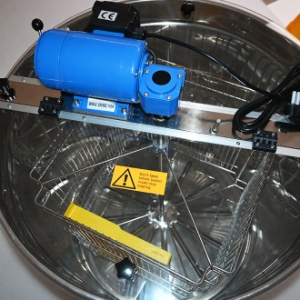 Medomet Mellarius 4 rámkový s motorem bez hřídele s kónickým dnem