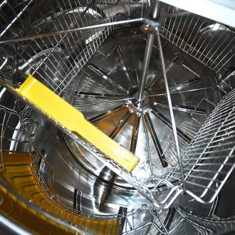 Medomet Mellarius 4 rámkový s motorem bez hřídele s kónickým dnem