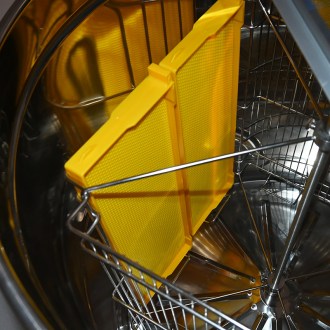 Medomet Mellarius 4 rámkový s motorem bez hřídele s kónickým dnem