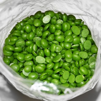 Včelí vosk - zelené pelety - 500 g, včelí vosk, voskové pelety, výroba svíček, dekorace, včelařské potřeby